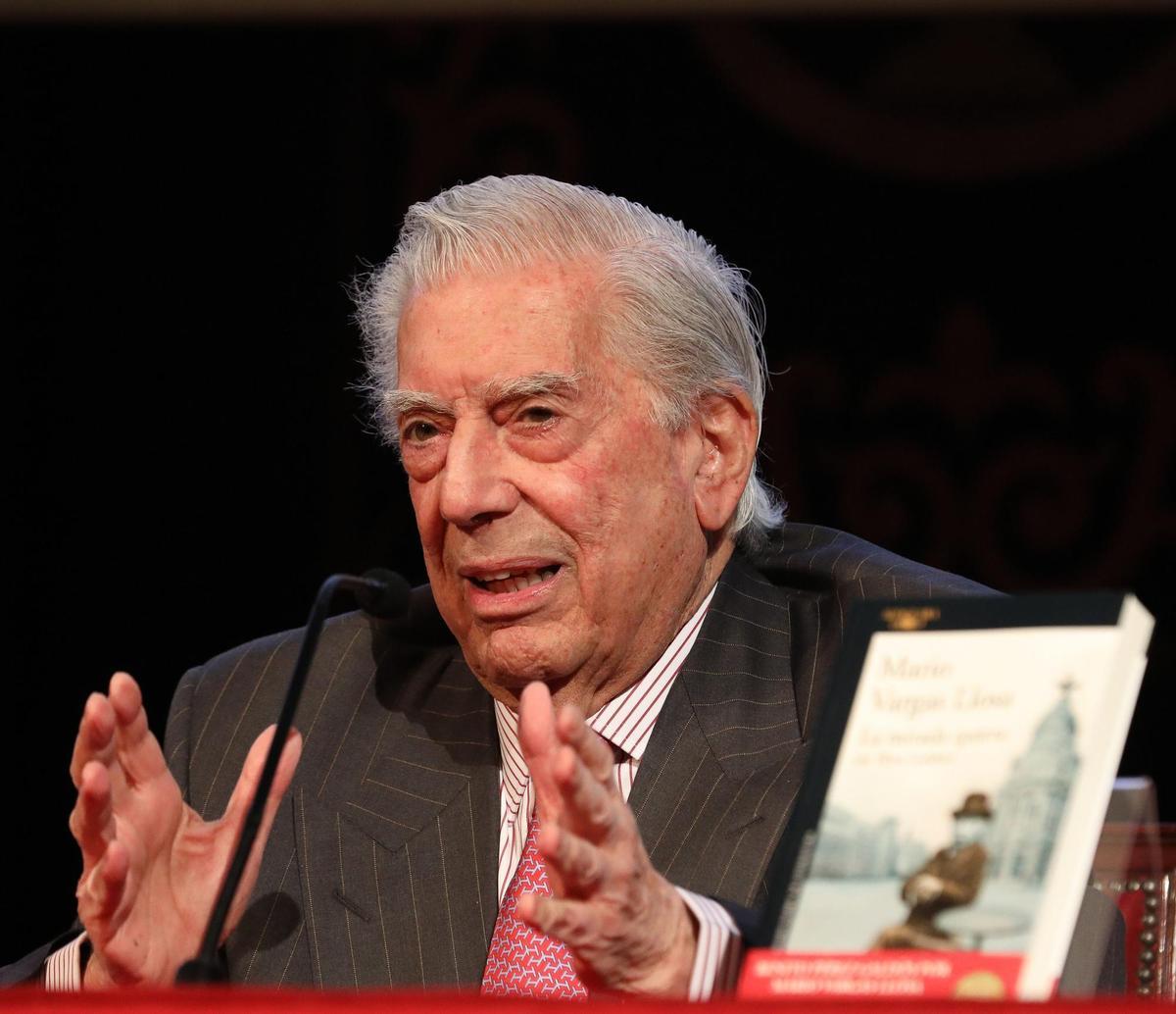 Mario Vargas Llosa supera el covid y recibe el alta hospitalaria