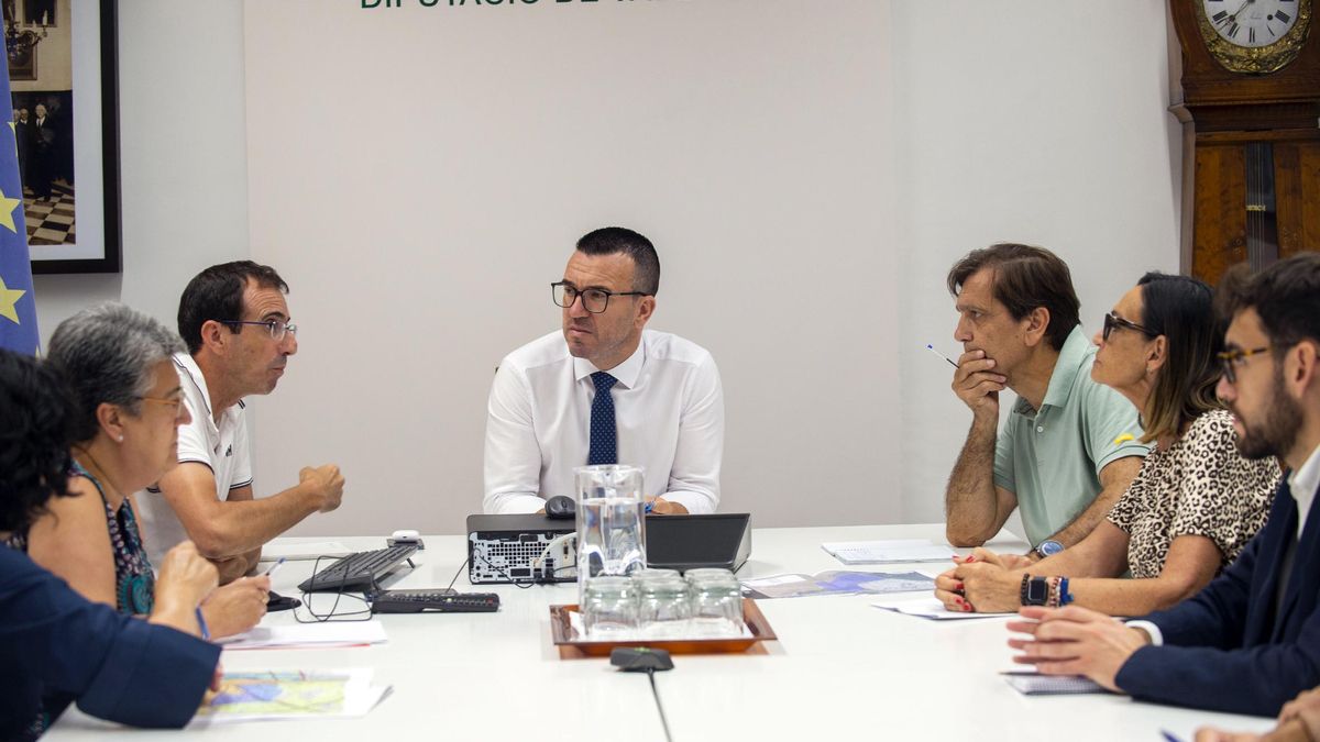 Mompó se reúne con alcalde de Alzira y la gerente del Hospital de la Ribera.