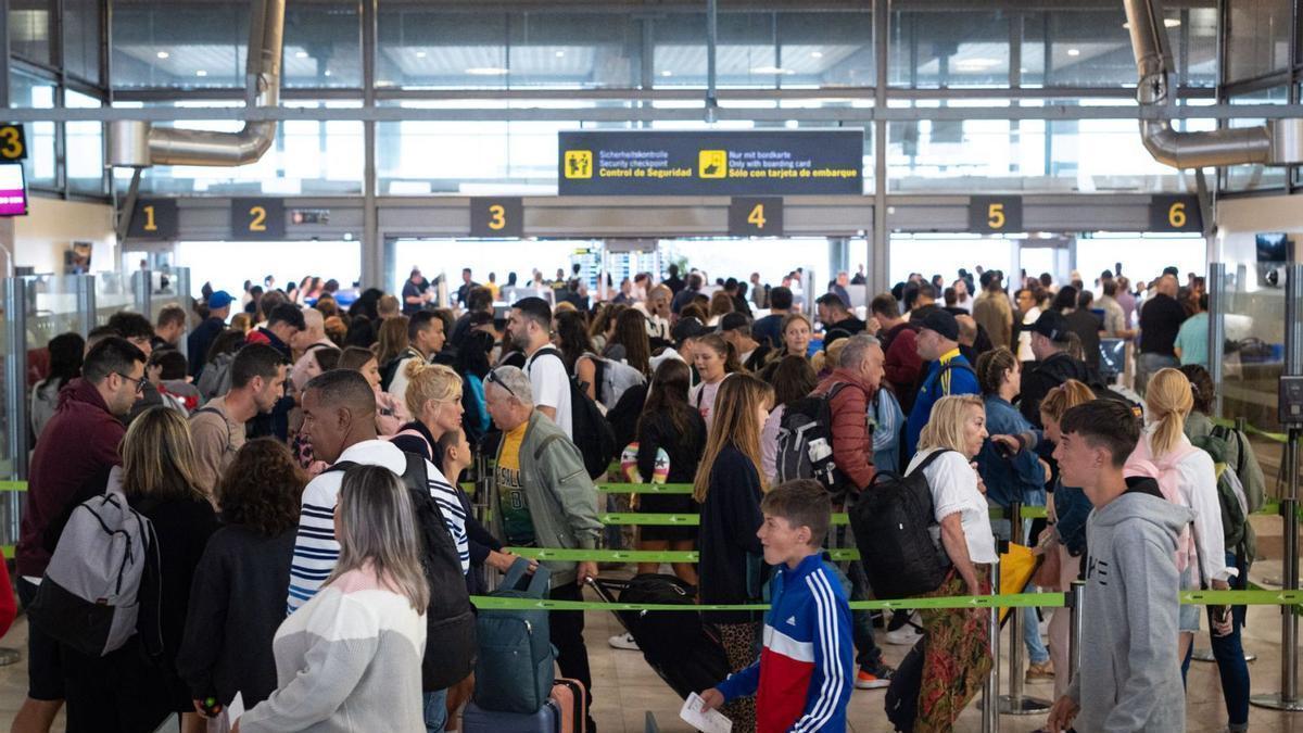 Colas en las puertas de embarque en uno de los aeropuertos de Canarias.