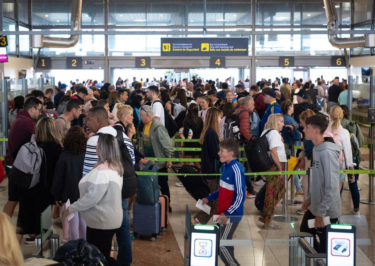 Colas en las puertas de embarque en uno de los aeropuertos de Canarias.