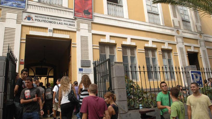 Alumnos a la entrada del IES Politécnico Las Palmas.  i LP/DLP