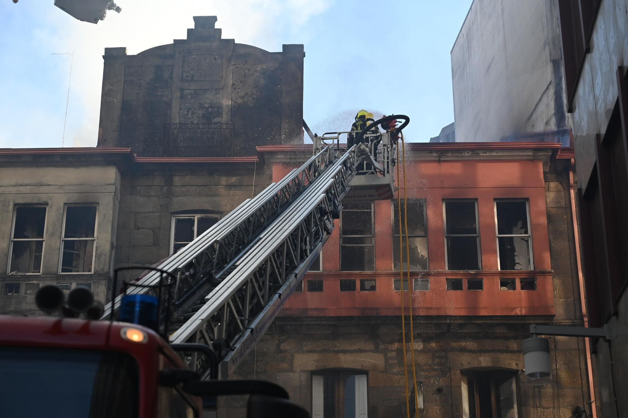 Dieciocho desalojados por el incendio de un edificio en el centro de Pontevedra