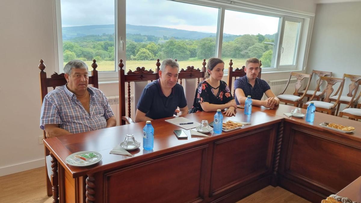 Adolfo Campos, con parte de los ediles de su grupo de gobierno.