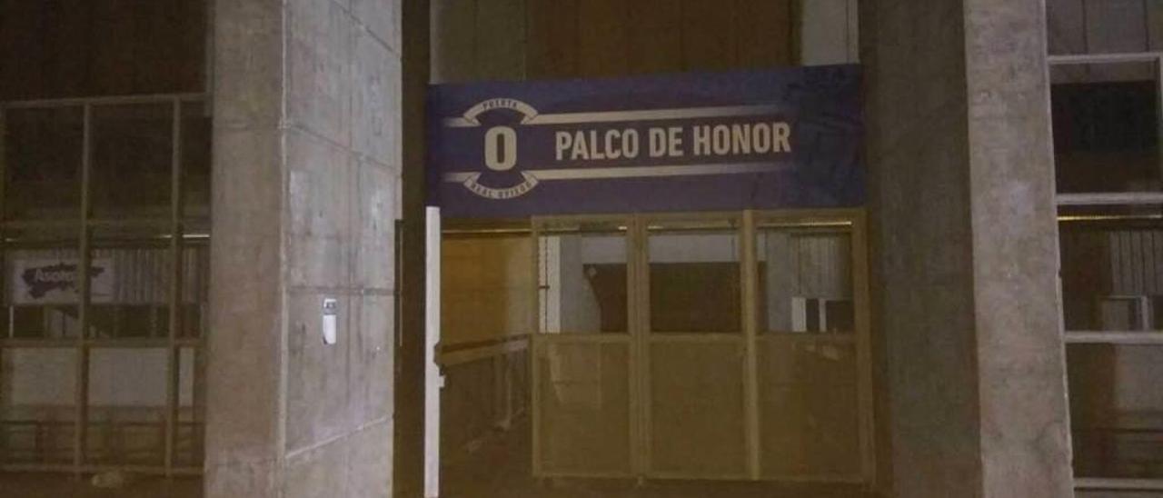 Un acceso al palco de honor, abierto, ese mismo día por la noche.