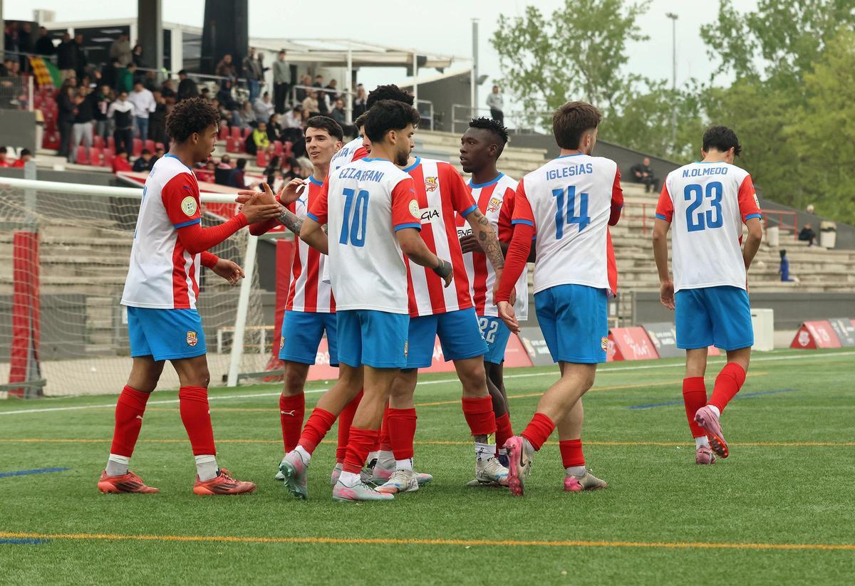 Els jugadors del CE Manresa en la celebració del segon gol de Momoh al Cerdanyola