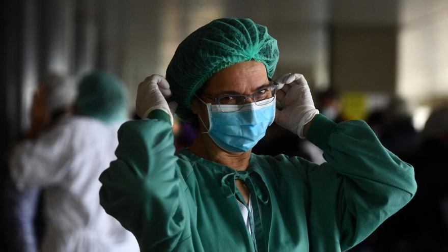 Una profesional sanitaria en la concentración de ayer que se celebró en la entrada de Montecelo