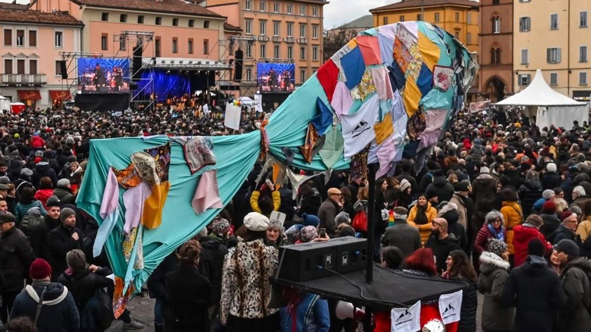 Una sardina gigante en la manifestación de Bolonia.