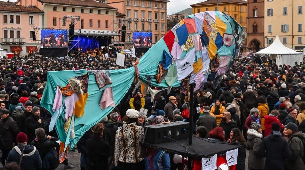 Una sardina gigante en la manifestación de Bolonia.
