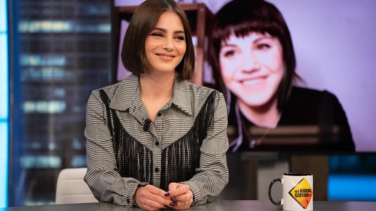 Andrea Duro en 'El Hormiguero' con camisa de estampado de Príncipe de Gales y flecos