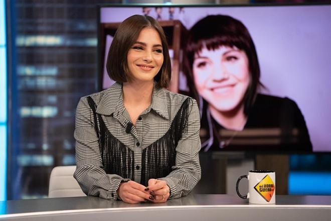 Andrea Duro en 'El Hormiguero' con camisa de estampado de Príncipe de Gales y flecos