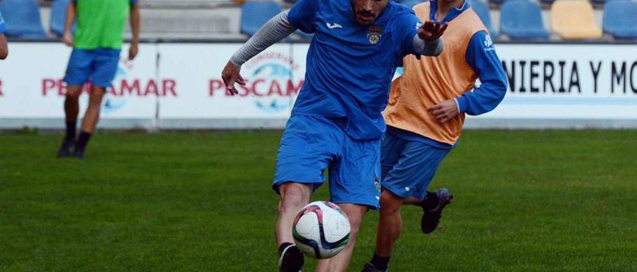 Álex Fernández durante el entrenamiento celebrado ayer en Pasarón. // Rafa Vázquez