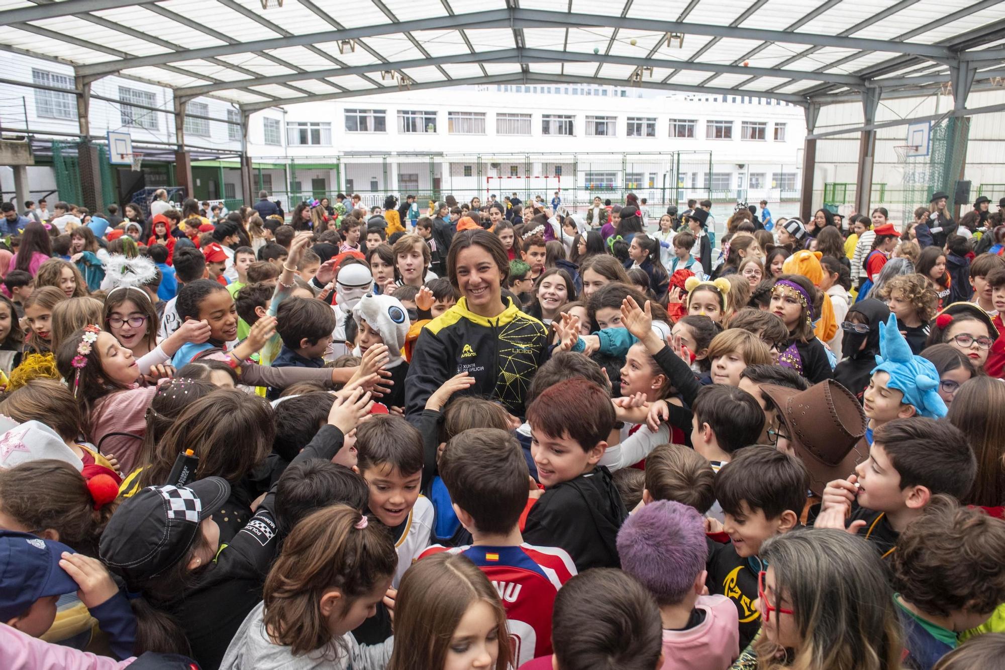 Alumnos del colegio Liceo La Paz reciben a la nadadora María de Valdés, subcampeona del mundo