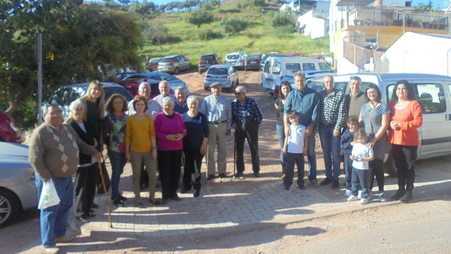 Grupo de vecinos de La Mosca alta, que piden una calle en parte de la parcela que tienen detrás.