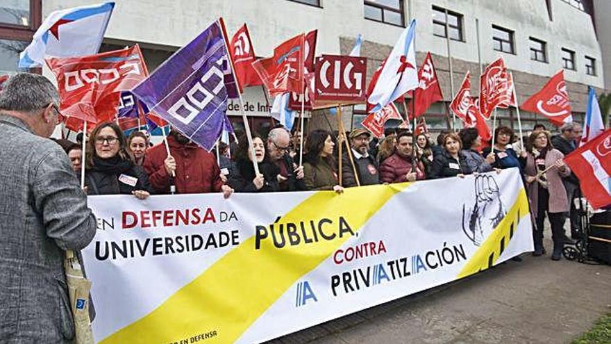 Concentración en defensa de la universidad pública, ayer, en el campus de Elviña.