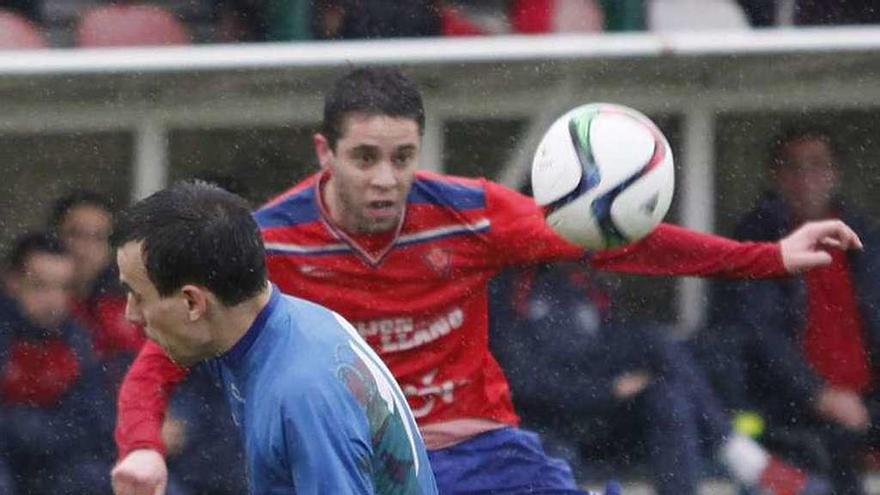 Fonso Bellón golpea al balón durante un partido.