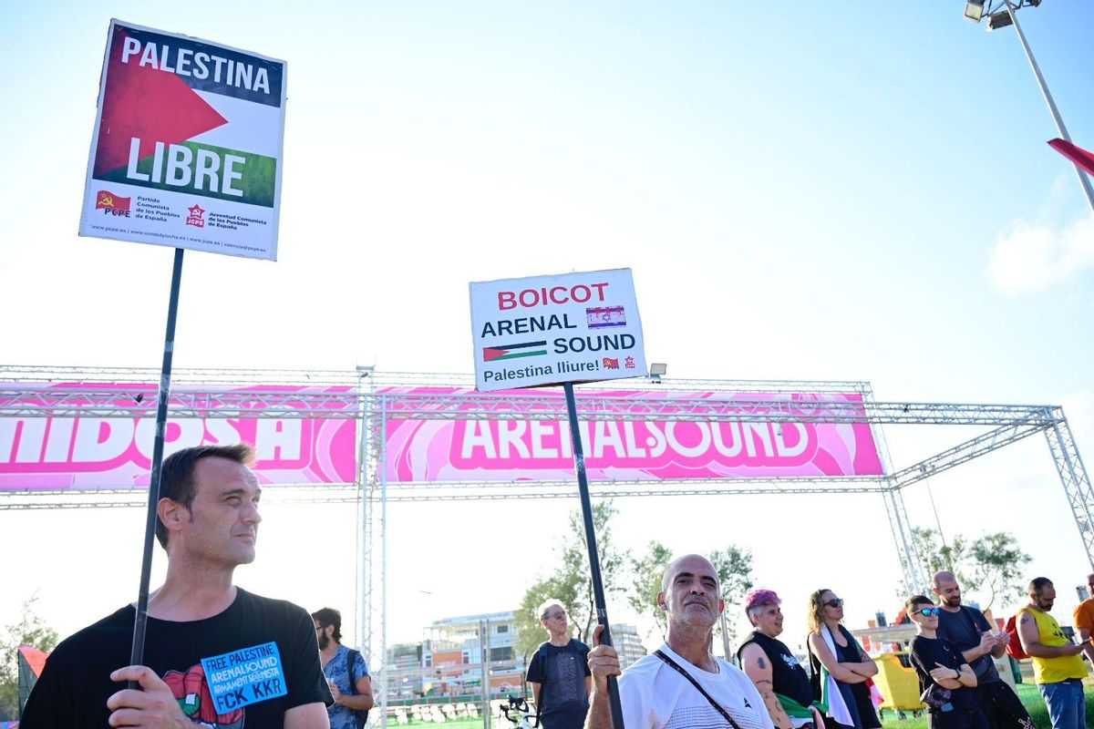 La protesta pro Palestina a las puertas del Arenaul Sound por sus vínculos con el fondo KKR marcaron la jornada de bienvenida.