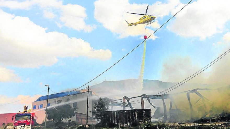 Bomberos de Orihuela sofocan un incendio en Arneva con la intervención del helicóptero de la Diputación.