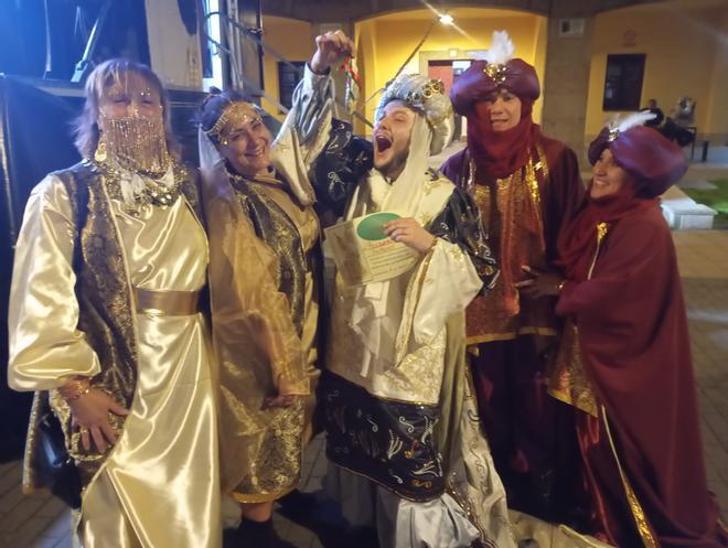 En imágenes: Ambiente y galardonados con la Sardina arenque en el Antroxu en Llaranes