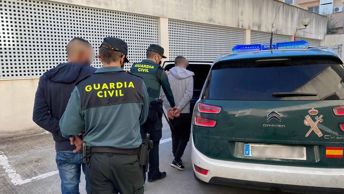 La Guardia Civil detiene a cuatro ocupas por allanamiento y robo con fuerza.