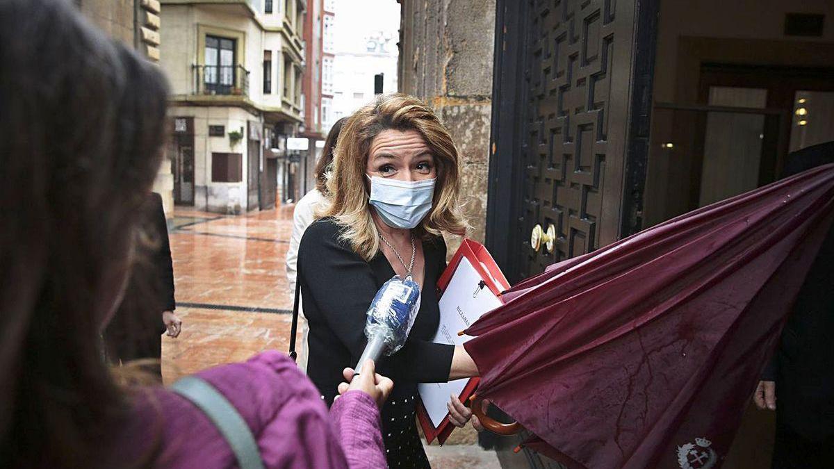 Teresa Mallada, a su llegada a la sede del TSJA, en Oviedo, para prestar declaración.