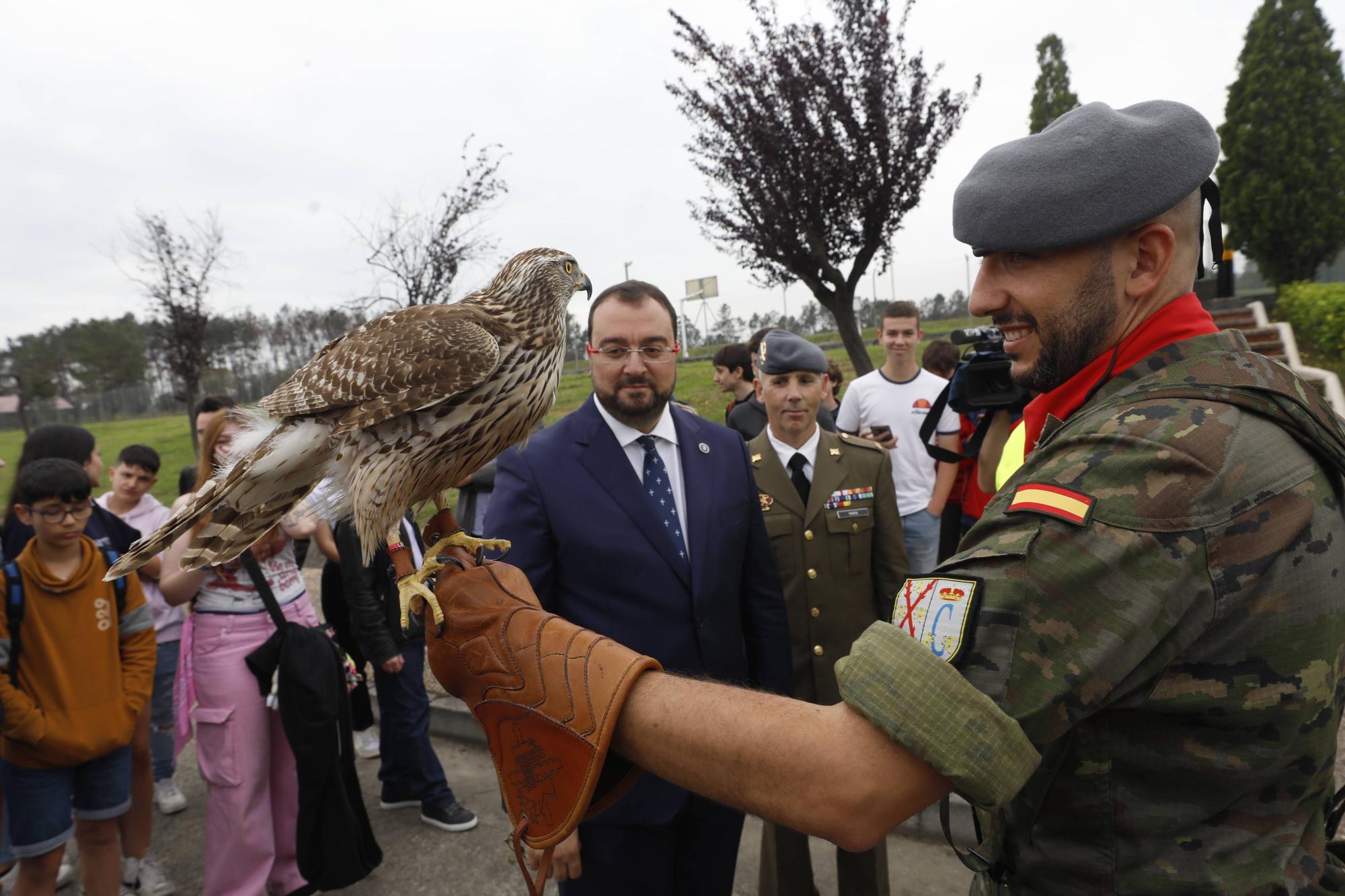 Parada militar en el acuartelamiento "Cabo Noval"