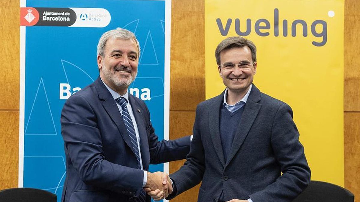 Jaume Collboni, concejal del Ayuntamiento de Barcelona, y Marco Sansavini, CEO de Vueling.