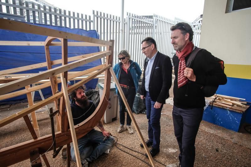 Las Palmas de Gran Canaria. Reportaje estudiantes franceses en prácticas de carpintería de ribera en la sede de la vela latina.  | 03/03/2020 | Fotógrafo: José Carlos Guerra