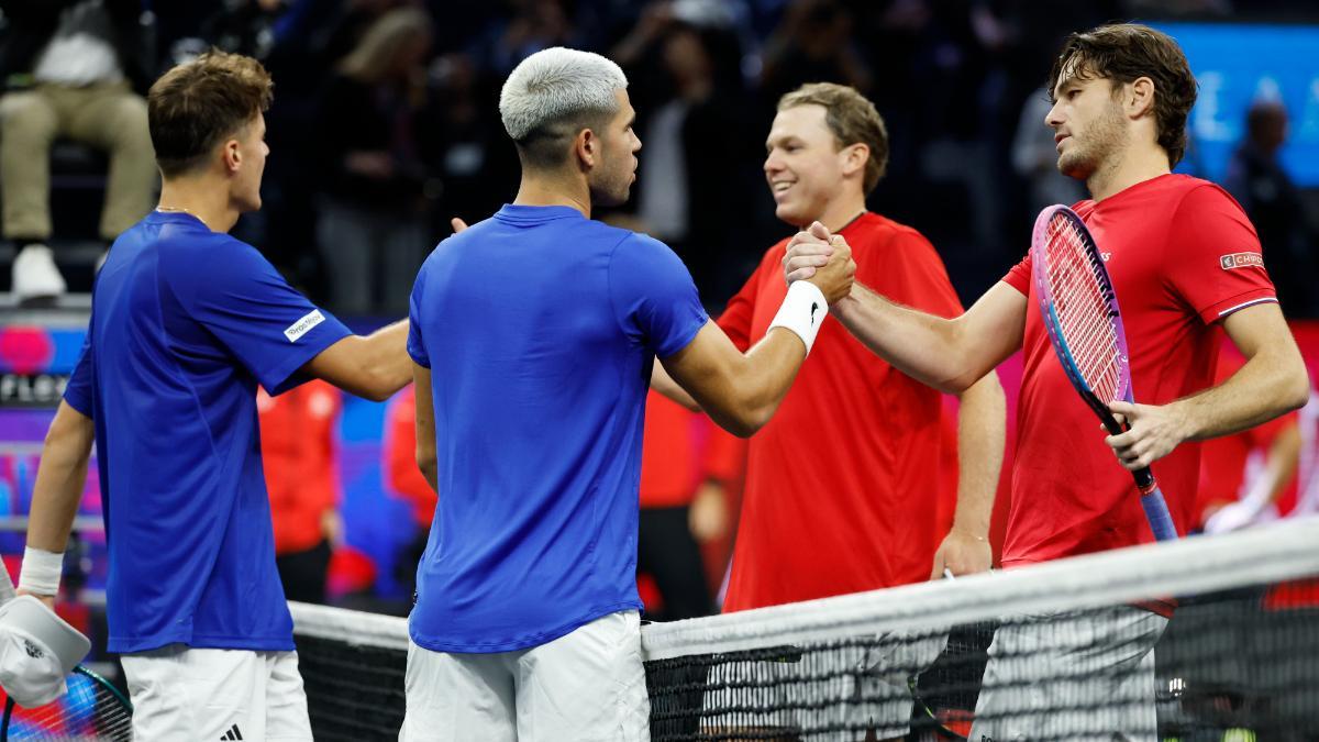 Alcaraz y Fritz se saludan tras el partido de dobles de la Laver Cup