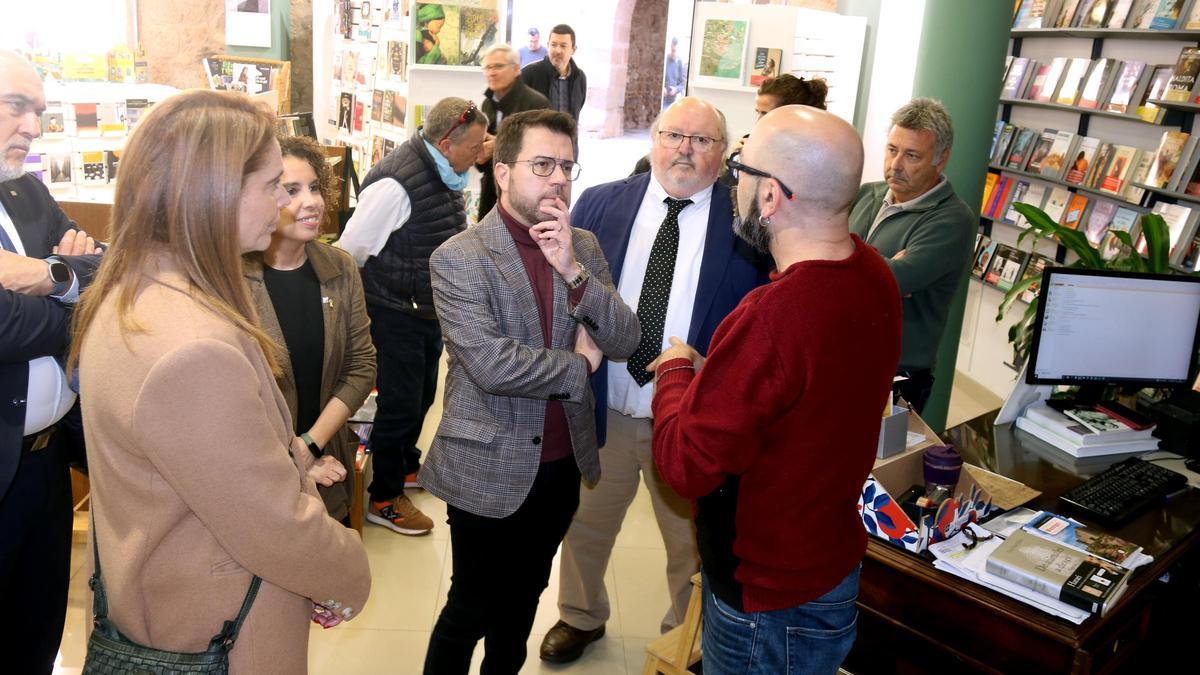 El president de la Generalitat, Pere Aragonès, durant la visita a una de les llibreries de Calonge