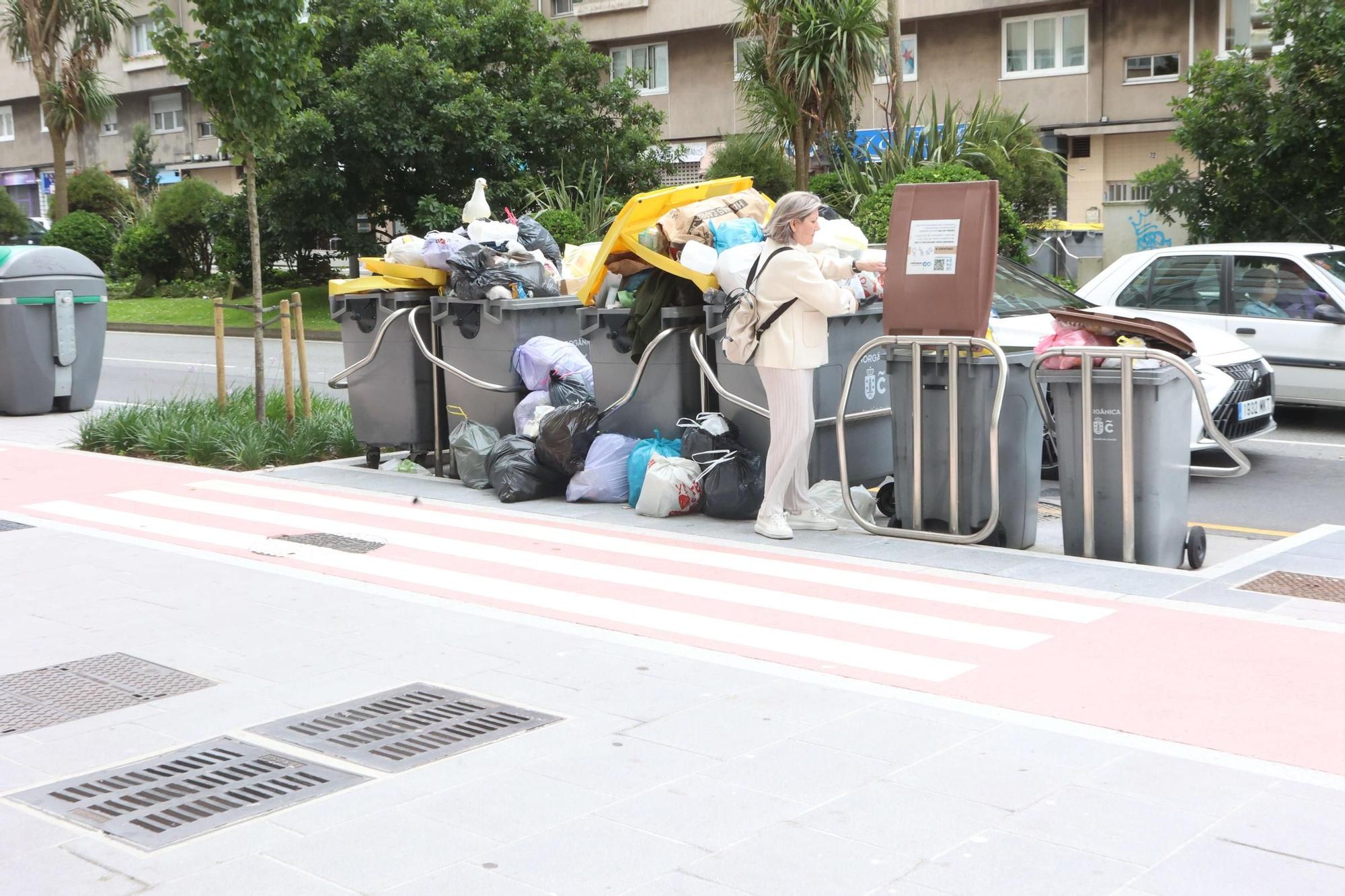 Huelga de la recogida de basuras en A Coruña: los desperdicios desbordan los contenedores