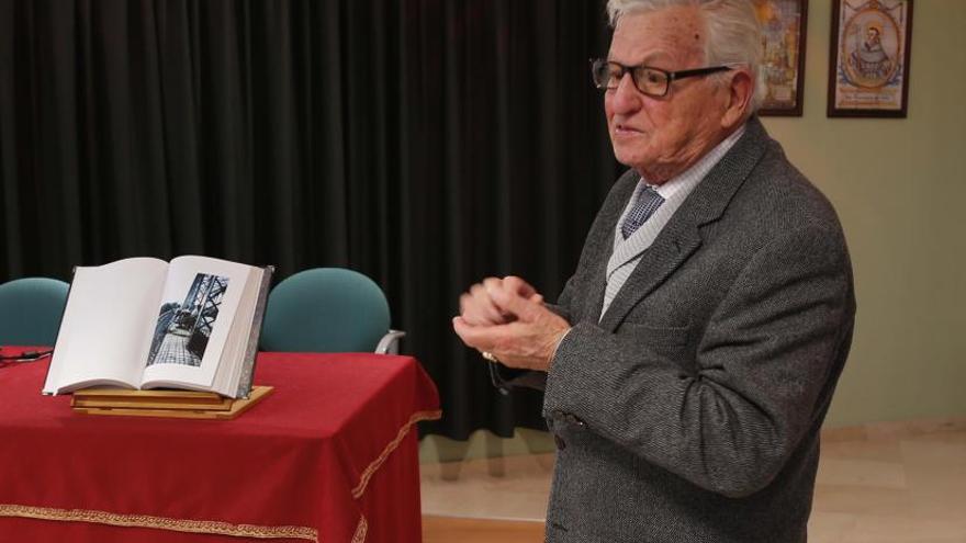 El periodista Alfonso Rovira en la presentación de un acto, en una imagen de archivo. | VICENT M. PASTOR