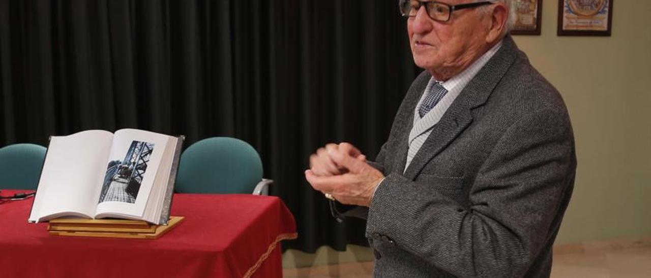 El periodista Alfonso Rovira en la presentación de un acto, en una imagen de archivo. | VICENT M. PASTOR