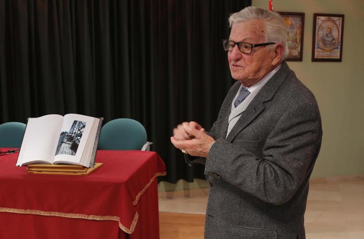 El periodista Alfonso Rovira en la presentación de un acto, en una imagen de archivo. | VICENT M. PASTOR