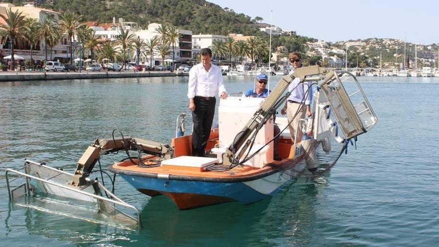 Barcas para limpiar el litoral