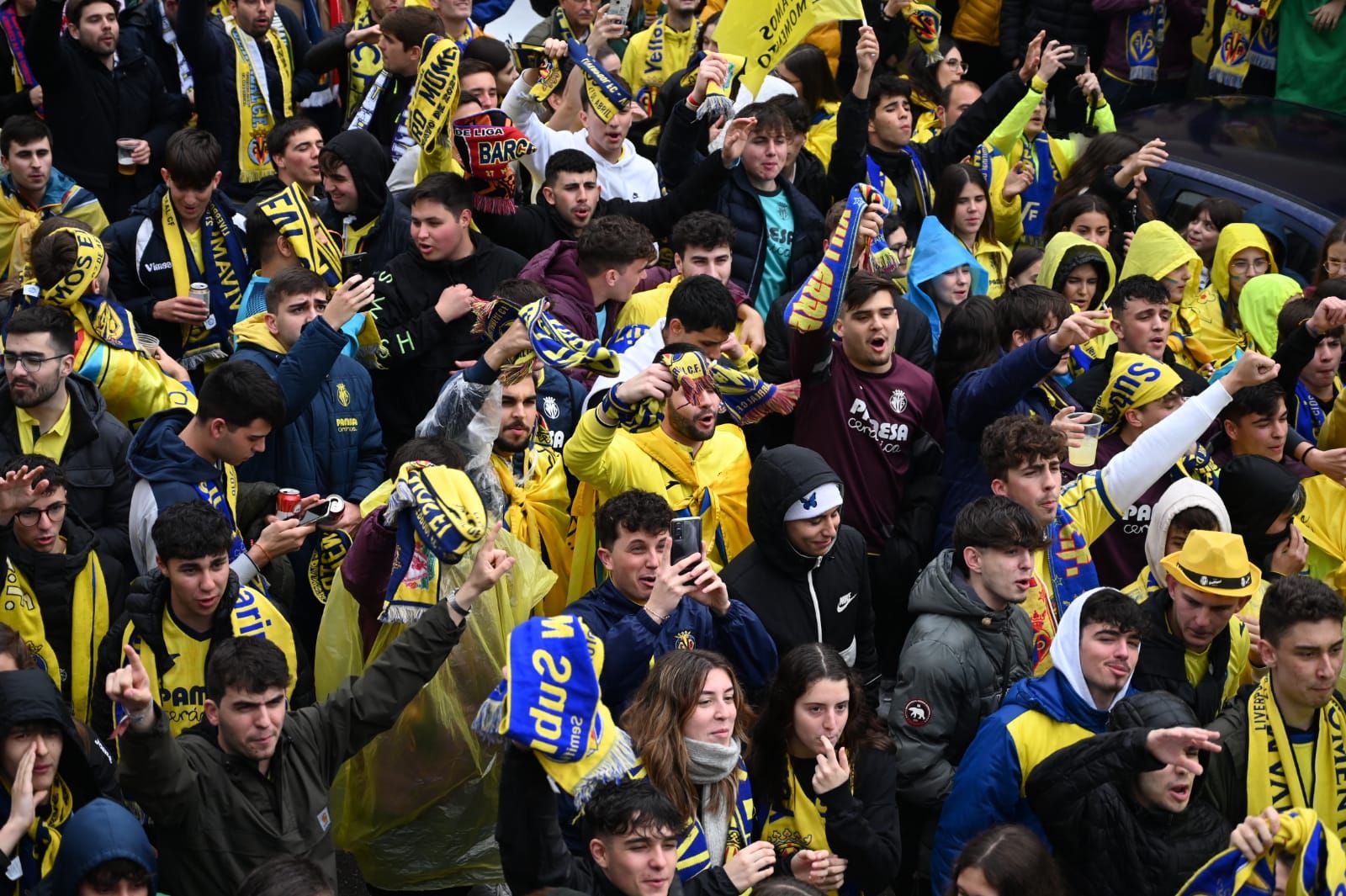 Fotogalería | La lluvia no frena las ganas de la afición del Villarreal de ver a su equipo en la final de Champions