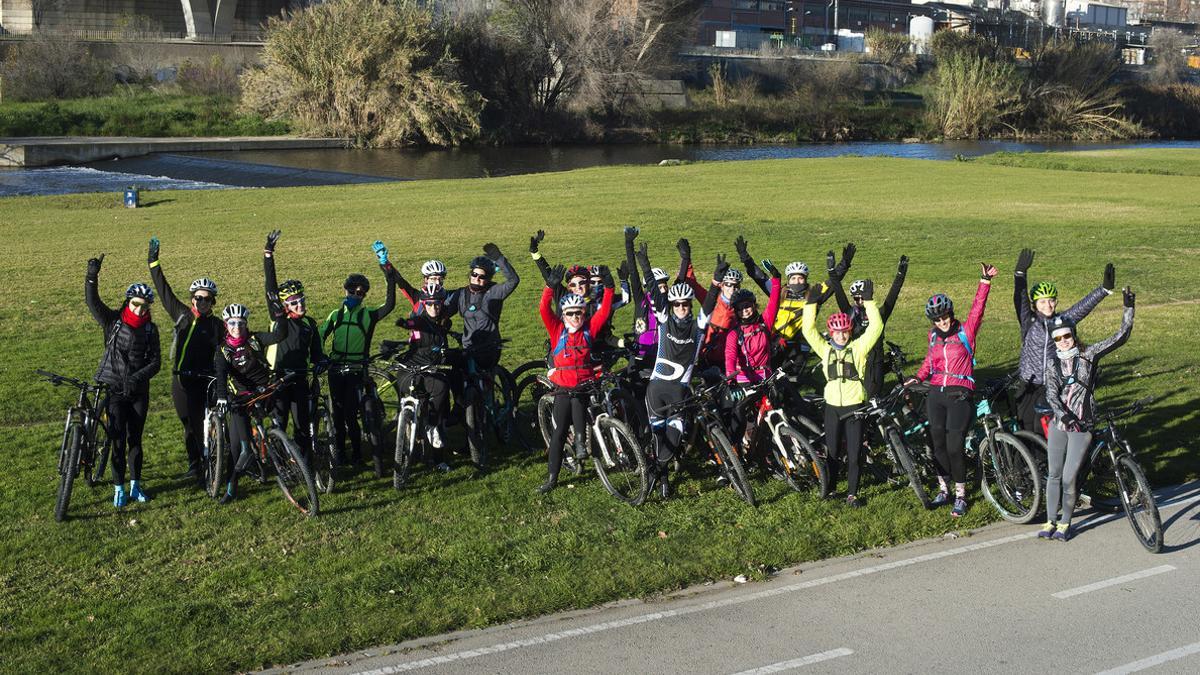 Grupo de ciclistas femenino