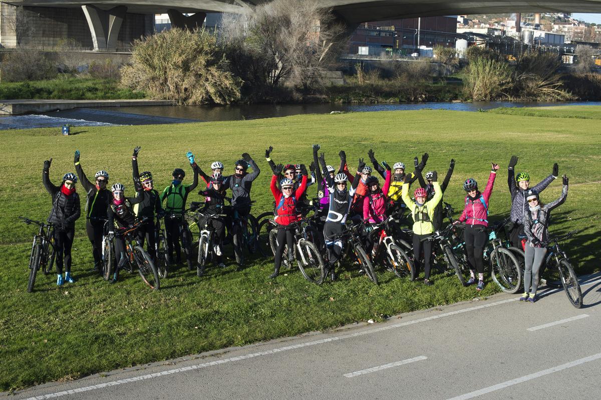 Grupo de ciclistas femenino