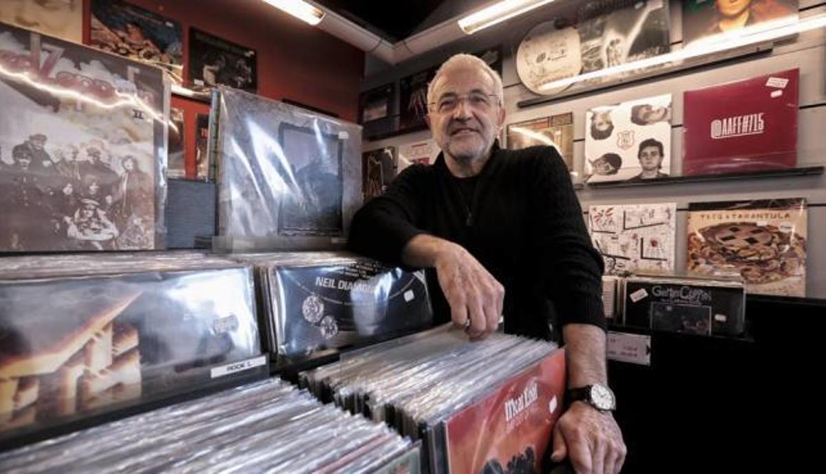 Sancho, en su tienda. El día de la entrevista estaba repasando la letra de ´Lazarus´, el último regalo de Bowie.