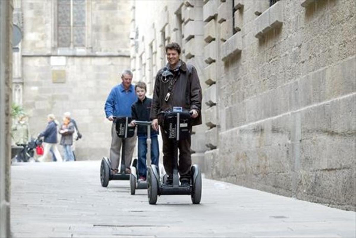 Uns turistes es desplacen amb ’segway’ pel centre de Barcelona.