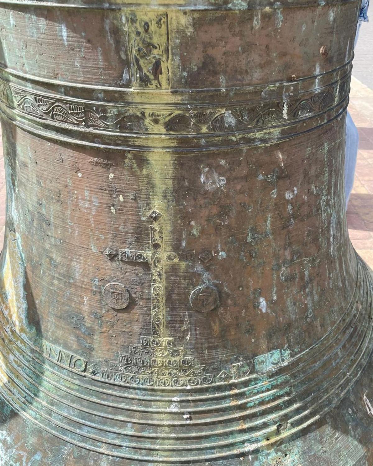 Así ha sido la retirada de la campanas en una iglesia de Castellón