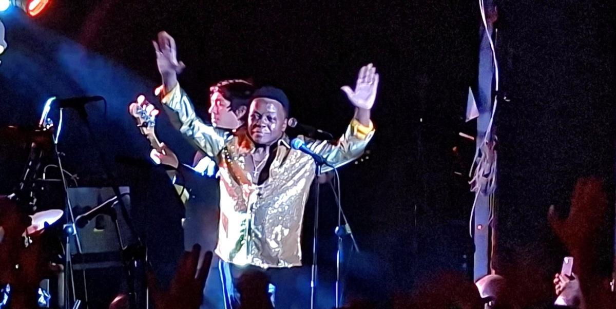 Lee Fields en un momento de su vibrante concierto.