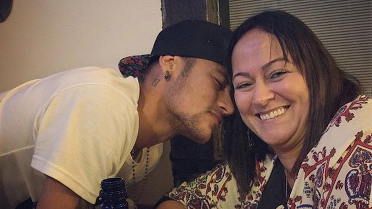 Neymar y su madre, Nadine, en una imagen colgada por el delantero en su cuenta personal de Instagram