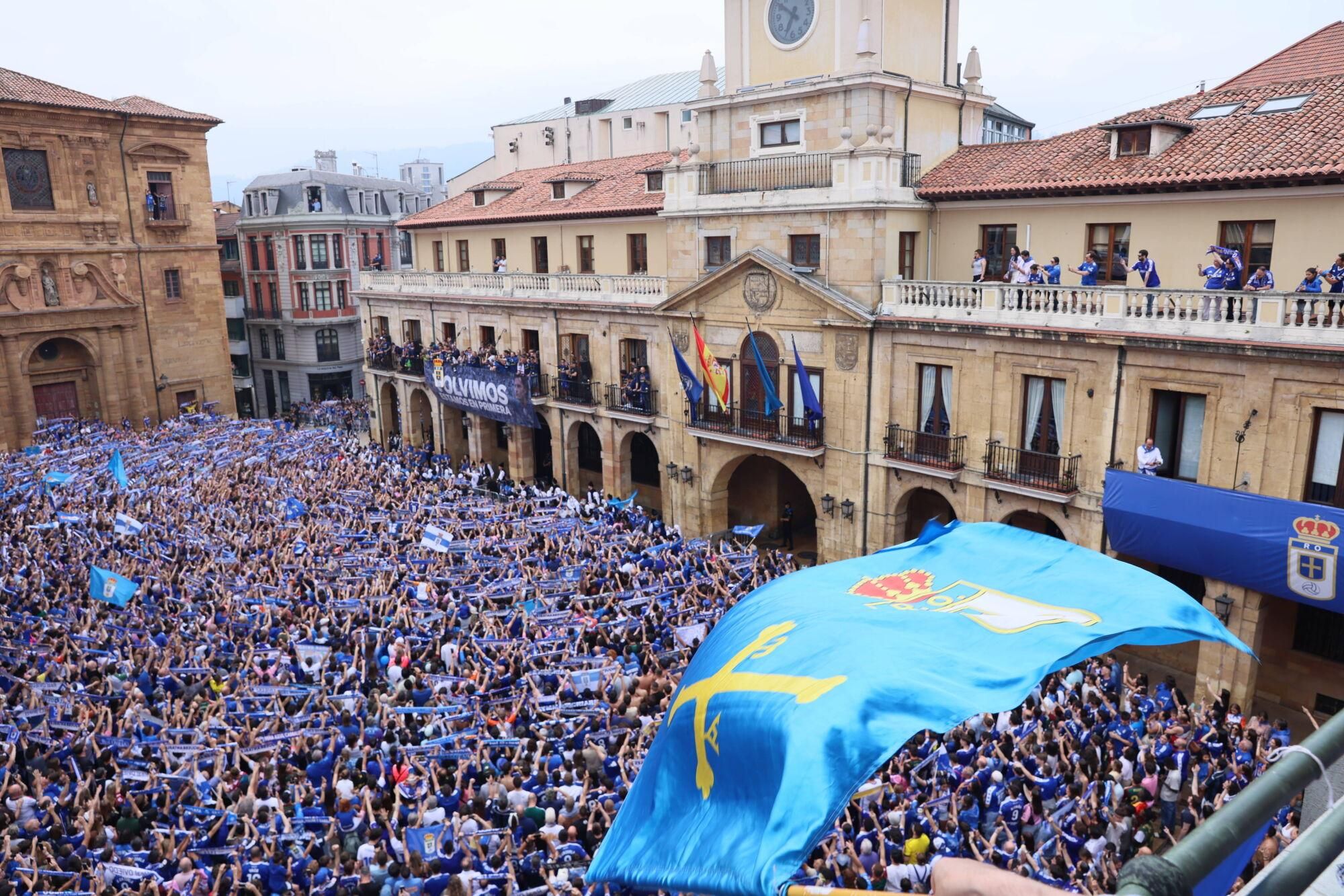 Locura azul en las calles de Oviedo para celebrar el ascenso del equipo a Primera División