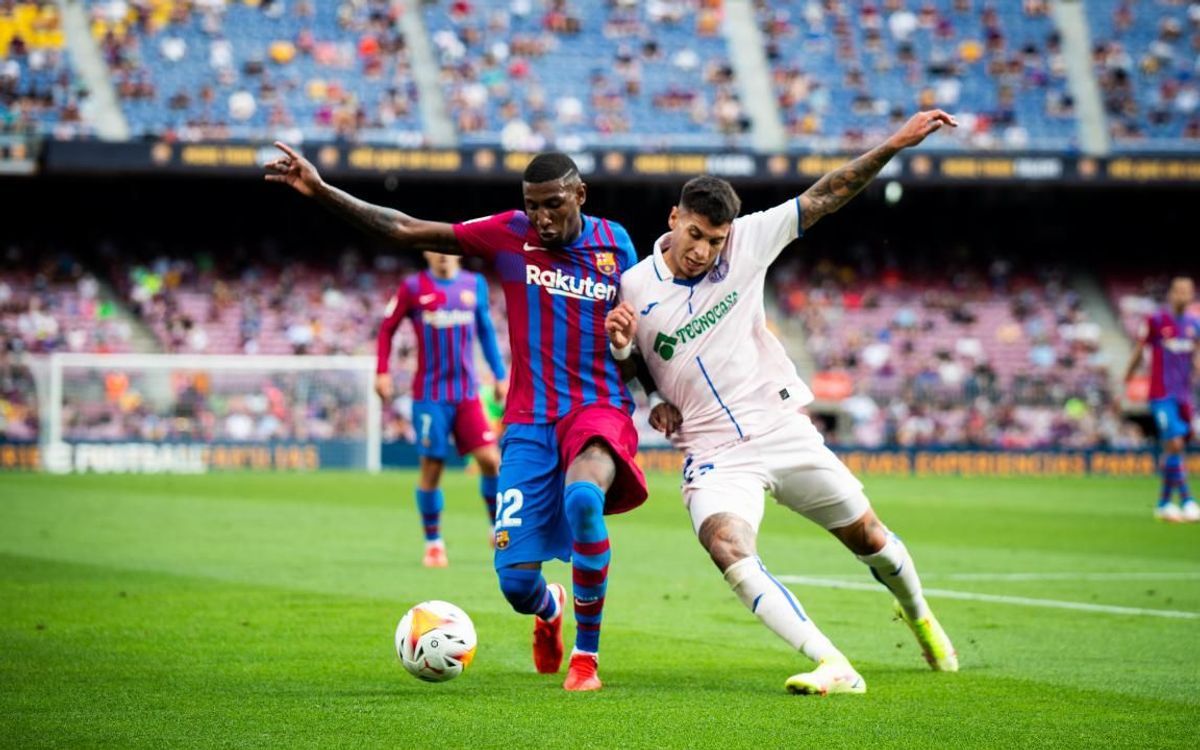 Emerson protege el balón durante el Barça-Getafe en el Camp Nou.