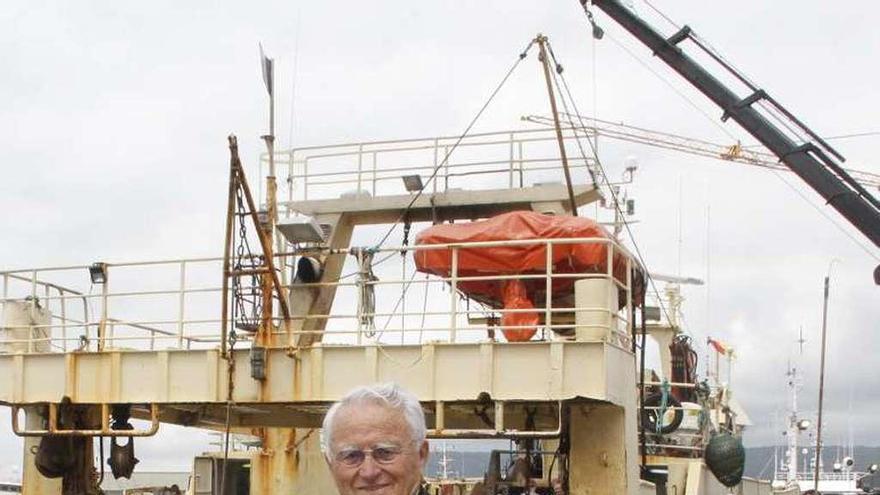 Jorge Loira, ayer en el puerto de Marín junto al barco de la empresa familiar. // Santos Álvarez