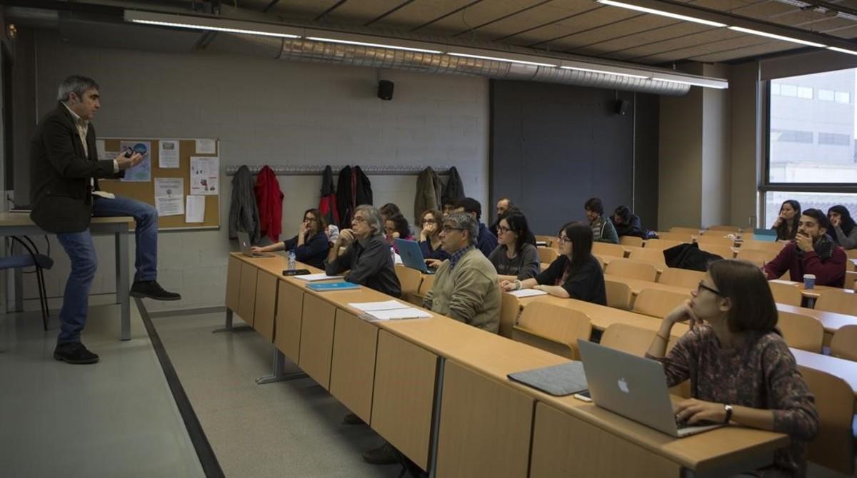 Clase de Filosofía de la Ciencia del profesor José Díez en la Universitat de Barcelona (UB), este jueves.