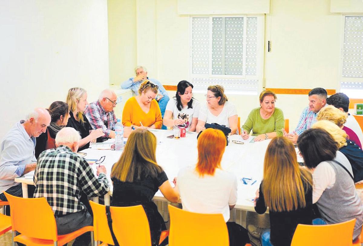 Vecinos de La Pinilla durante uno de los talleres que forman parte del proyecto cultural