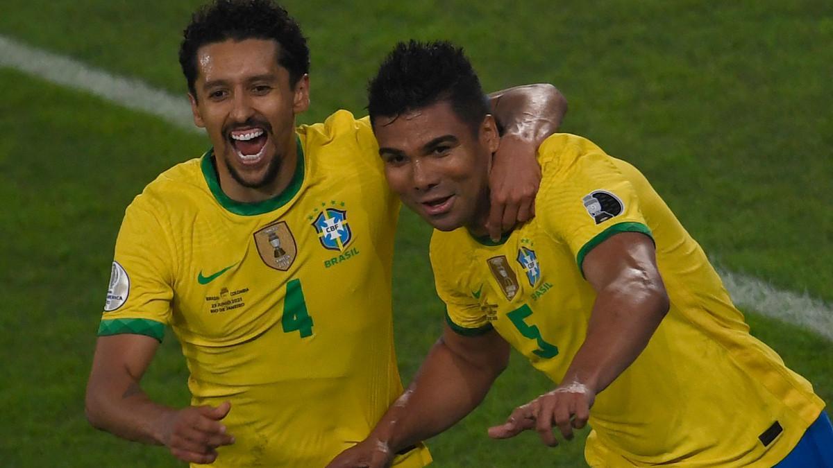 Marquinhos celebra un gol junto a Casemiro