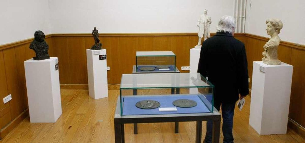 Un alumno del Alejandro Casona, visitante 10.000 de "Tres siglos de escultura"