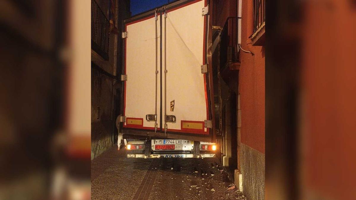 Un tràiler va quedar atrapat al carrer Baix de Borrassà.